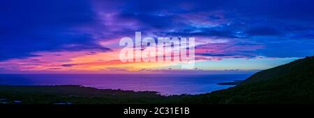 Landschaftlich schöner Blick auf die Küste gegen den dramatischen Himmel in der Dämmerung, Südkona, Hawaii-Inseln Stockfoto