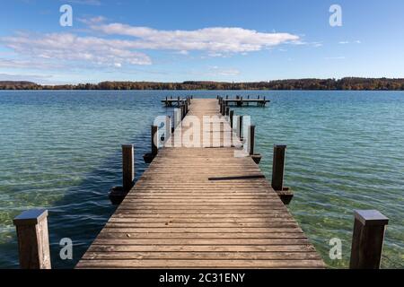 Anlegestelle am Wörthsee in Bayern, Deutschland, im Herbst Stockfoto