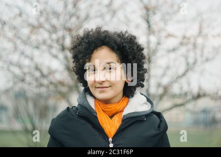 Junge selbstbewusste Frau porträtiert draußen. Analoger Filmlook. Authentisches, milleniales Konzept für junge Mädchen. Stockfoto