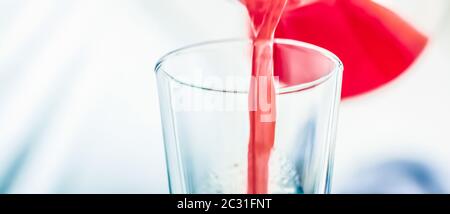 Beerensaft im Glas, veganer Smoothie mit Chia für die Diät Detox Drink und gesund natürliches Frühstück Rezept, Bio exotisch f Stockfoto