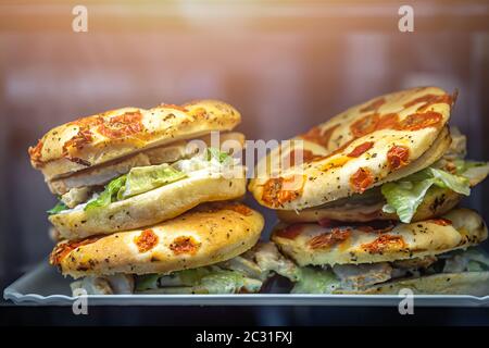 Chicken Focaccia Sandwiches in einem Café Stockfoto