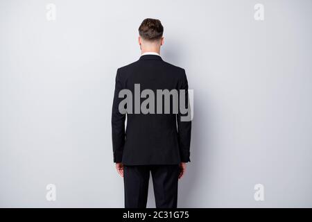 Zurück Rückseite Wirbelsäule Foto von strengen ernst Unternehmer Mann hinter Ansicht tragen formalwear Kleidung isoliert über grauen Hintergrund stehen Stockfoto