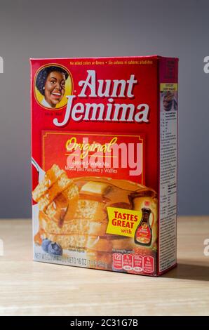 Schachtel mit Tante Jemima Original Pfannkuchen und Waffeln mischen sich mit Informationen auf Spanisch. Quaker Oats hat Tante J angekündigt Stockfoto