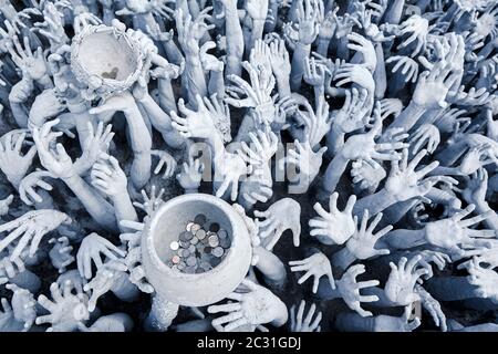 Die Hände aus der Hölle im Wat Rong Khun Stockfoto