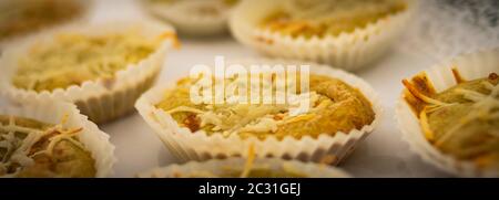 Blättertörtchen gefüllt mit Spargelpaste mit geschmolzenem Käse auf seiner Oberfläche Stockfoto