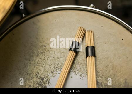 Rod Sticks auf dem Perforierten und abgenutzte Patch durch den Einsatz einer Snare in einem drumset Stockfoto