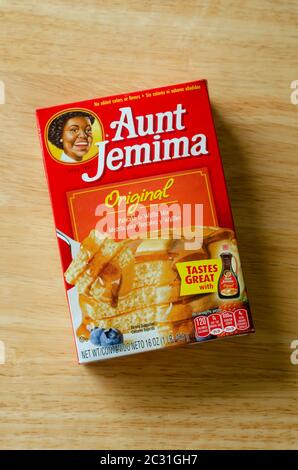 Schachtel mit Tante Jemima Original Pfannkuchen und Waffeln mischen sich mit Informationen auf Spanisch. Quaker Oats hat Tante J angekündigt Stockfoto