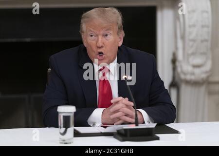 Washington, Usa. Juni 2020. US-Präsident Donald Trump nimmt am Donnerstag, dem 18. Juni 2020, an einem Rundtisch mit Gouverneuren zur Wiedereröffnung der amerikanischen Kleinunternehmen im Weißen Haus Teil. Foto von Chris Kleponis/UPI Kredit: UPI/Alamy Live News Stockfoto