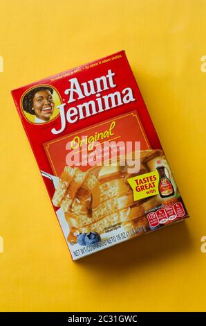 Schachtel mit Tante Jemima Original Pfannkuchen und Waffeln mischen sich mit Informationen auf Spanisch. Quaker Oats hat Tante J angekündigt Stockfoto