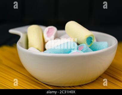 Ein Haufen verschiedener Farben Süßigkeiten Schwämme in einer weißen Schüssel Stockfoto