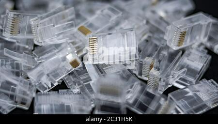 RJ45-Steckverbinder mit vergoldeten Pins gestapelt und fertig montiert und verdrahtet werden. Stockfoto