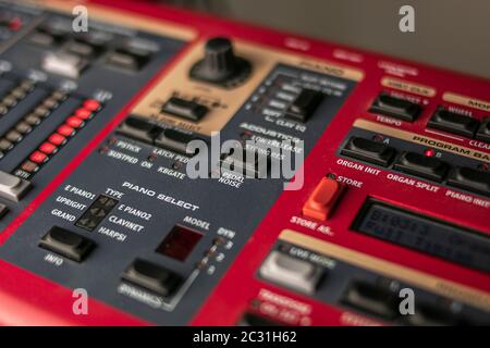 Rot, classic stage Synthesizer, berühmt für seine Sounds und Stil, mit einer großen Tastatur für die Steuerung und Auswahl der Sound live eingeleitet werden. Stockfoto