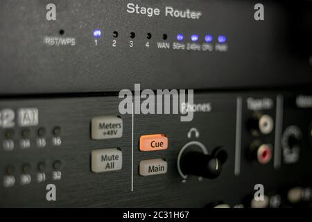 Bedienelemente, Tasten und Knöpfe, leds und andere visuelle Elemente auf einem Klangmixer Stockfoto