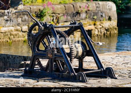 Alter, alter und verrosteter Staudamm-Schließmechanismus mit Zahnrädern in Grand Canal Docks, Dublin, Irland Stockfoto