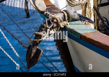 Details des alten verrosteten Ankers, der an einem alten Segelschiff hängt. Große Schiffsregatta in den Grand Canal Docks in Dublin, Irland Stockfoto