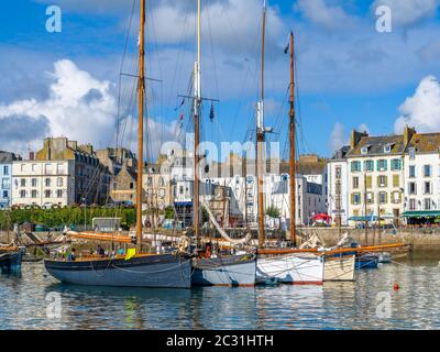 Hochschiffe in Rosmeur Hafen in Douarnenez Stadt, Finistere, Bretagne, Frankreich Stockfoto