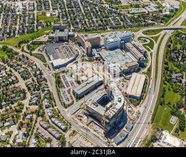 Luftaufnahme des Foothills Medical Center in Calgary, Alberta, Kanada, mit dem neuen Krebszentrum im Bau. Stockfoto