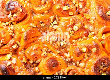 Kürbis Brötchen mit Muttern und braunen Zucker Zimt gerollt Kürbis Brötchen Stockfoto