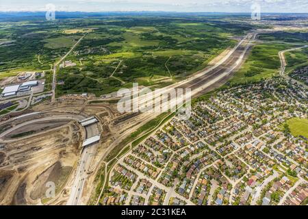 Luftaufnahme der Calgary SW Ring Road im Bau am 2020. Juni. Stockfoto