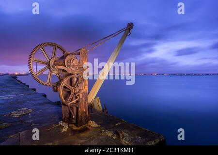 Alte rostige manuelle Dock Kran auf dem langen Pier, Dublin Stockfoto