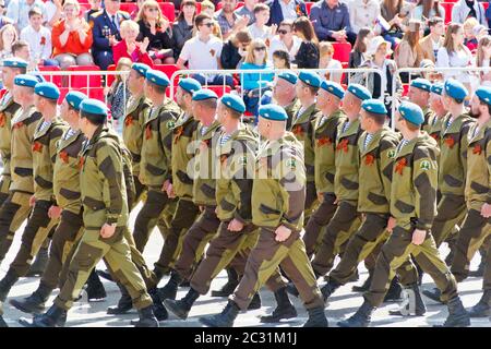 SAMARA, Russland - 9. Mai 2016: Russische Soldaten März an der Parade am jährlichen Tag des Sieges, Mai 9, 2016 in Samara, Russland. Stockfoto