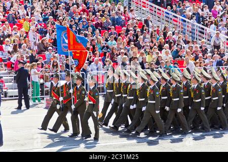 SAMARA, Russland - 9. Mai 2016: Russische Soldaten März an der Parade am jährlichen Tag des Sieges, Mai 9, 2016 in Samara, Russland. Stockfoto