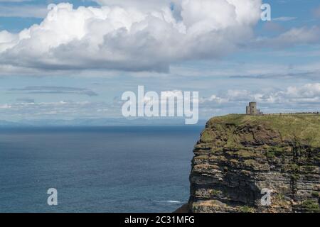 Blick auf die weltberühmten Cliffs of Moher im County Clare Irland. Landschaftlich reizvolle irische Naturdenkmal entlang des wilden atlantikweges  LW AT  . Stockfoto