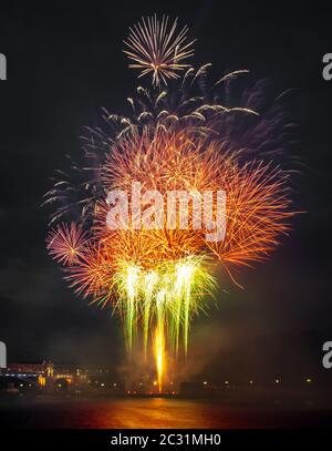 Abstrakt gefärbtes Feuerwerksobjekt. Verschiedene Farben Mix Feuerwerk oder Feuerwerkskörper Burst. Feiern Sie Urlaub Reise Nacht im Freien Stockfoto