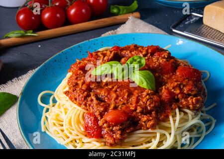 Die echte Bolognese-Sauce mit Spaghetti-Nudeln Stockfoto