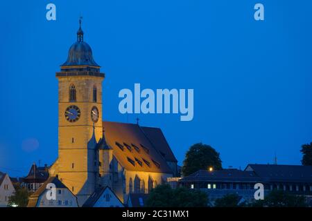 Laurentiuskirche in Nurtingen, gelber Turm und blauer Himmel. Deutschland. Stockfoto