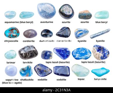 Collage verschiedener blauer Edelsteine mit Namen (Schattuckit, Kyanit, Topaz, Lazurit, Turquenit, Aquamarin, Dumortierit, Sodalit, Larvikiit, Larima Stockfoto
