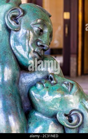 Nahaufnahme der Skulptur „Returning to Embrace“ von Jon Buck am 10 Cabot Square, Kunst in Canary Wharf, London, Großbritannien Stockfoto