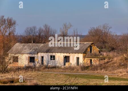 Heruntergekommenes und verlassenes Haus auf dem Land Stockfoto