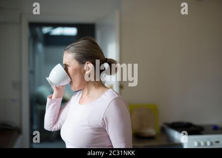 Morgentee in der Küche Stockfoto