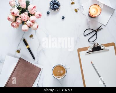 Flach liegend, feminines Home Office. Speicherplatz kopieren Stockfoto