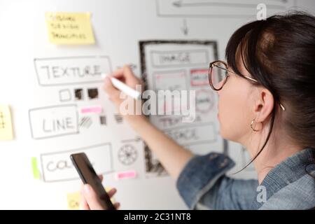 Frauen Webseiten-Designer kreative Planung Anwendungsentwicklung Zeichnen Vorlage Layout Rahmen Drahtmodell Design Studio . Konzept der Benutzererfahrung Stockfoto