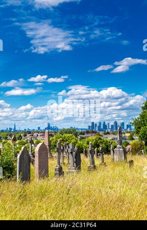 Grabsteine mit Blick auf die Skyline von London auf dem Greenwich Cemetery, London, Großbritannien Stockfoto