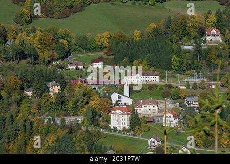 Mit der Semmeringbahn fährt der Zug durch den Bahnhof Breitenstein. Die Semmeringbahn ist die älteste Bergbahn Europas und gehört zur UNESCO-Welt Stockfoto