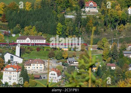 Mit der Semmeringbahn fährt der Zug durch den Bahnhof Breitenstein. Die Semmeringbahn ist die älteste Bergbahn Europas und gehört zur UNESCO-Welt Stockfoto