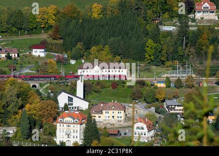 Mit der Semmeringbahn fährt der Zug durch den Bahnhof Breitenstein. Die Semmeringbahn ist die älteste Bergbahn Europas und gehört zur UNESCO-Welt Stockfoto