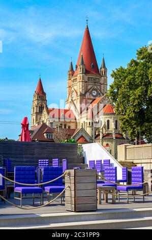 Blick auf die St. Franz von Assisi Kirche in Wien, Österreich Stockfoto