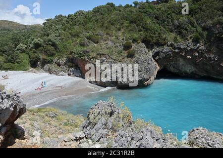 Marina di Camerota - Cala Bianca dalla scogliera Stockfoto