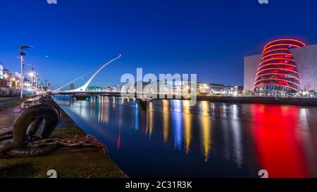 Blue Hour an den Docks von Dublin, der Samuel Beckett Brücke und dem Kongresszentrum, Irland Stockfoto