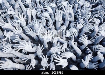 Die Hände aus der Hölle im Wat Rong Khun Stockfoto