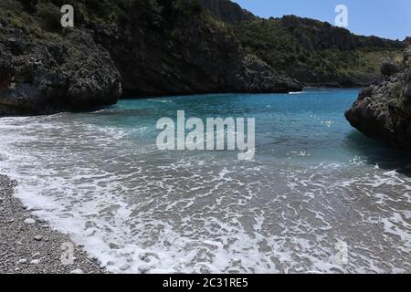 Marina di Camerota - Onda sulla riva di Cala Bianca Stockfoto