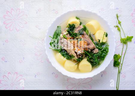 Ivy Kürbissuppe mit Weißer Bohnenbrühe und Schweinebein Stockfoto