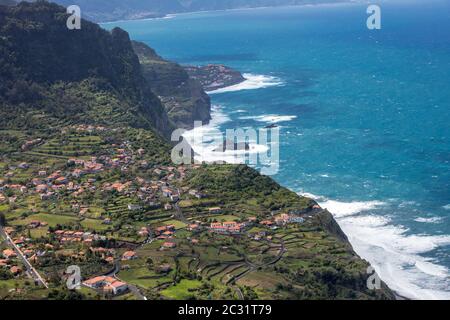 Arco De São Jorge auf Nordküste Madeiras gesehen vom Miradouro Beira da Quinta, Madeira, Portugal. Stockfoto