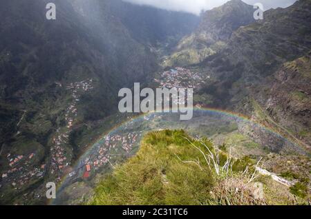 Regenbogen über Tal der Nonnen, Curral das Freiras auf der Insel Madeira, Portugal Stockfoto