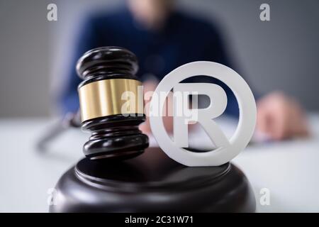 Close-up des Richters markante Hammer auf Warenzeichen Copyright Symbol Stockfoto
