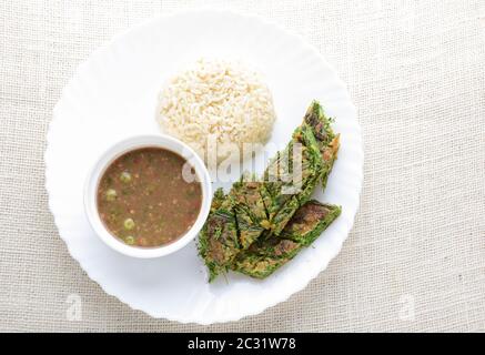 Garnelenpaste Sauce und gebratene Ei mit Kletter Wattle (Acacia Pennata), serviert mit gekochtem Reis. Stockfoto